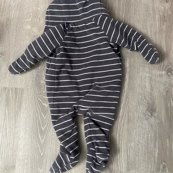 Old Navy striped gray gender neutral fleece baby snowsuit 6-12M EUC - Picture 3 of 3